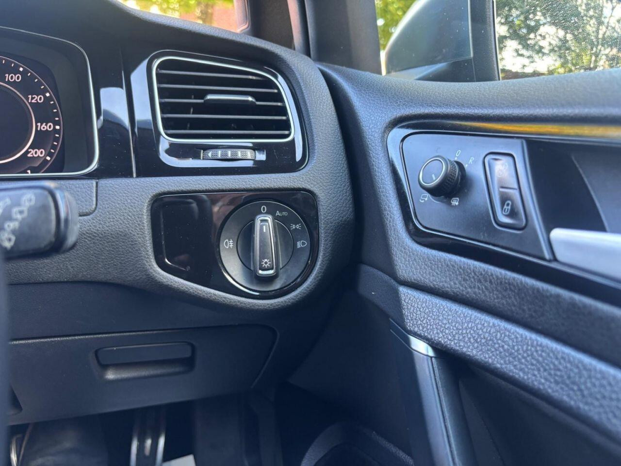 
                                                Voiture
                                                 Volkswagen Golf 2.0 TSI R Hatchback 5dr Petrol DSG 4Motion Euro 6 (s/s) (300 ps)