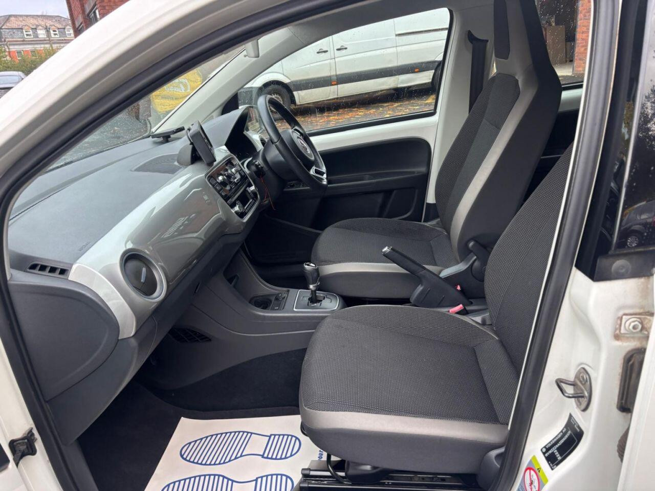 
                                                Voiture
                                                 Volkswagen Hatchback 1.0 High up! (2012/62) 5dr