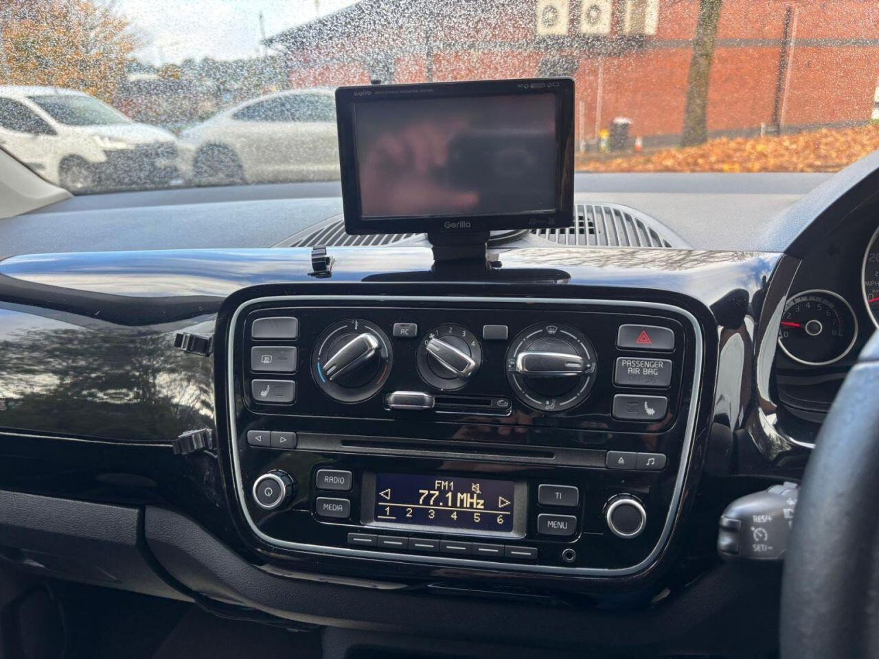 
                                                Voiture
                                                 Volkswagen Hatchback 1.0 High up! (2012/62) 5dr