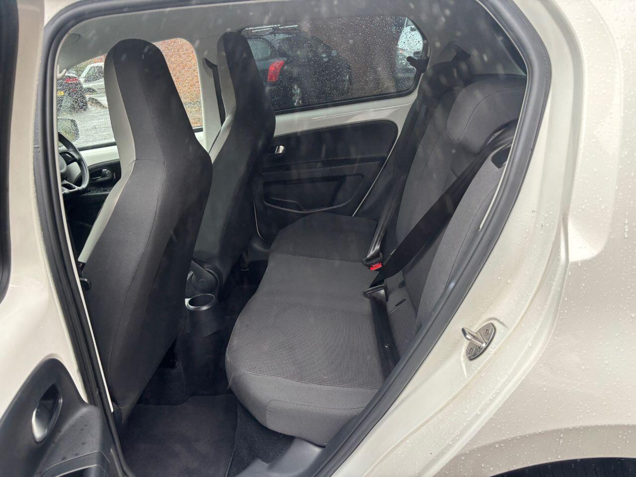 
                                                Voiture
                                                 Volkswagen HIGH UP 1.0 5dr