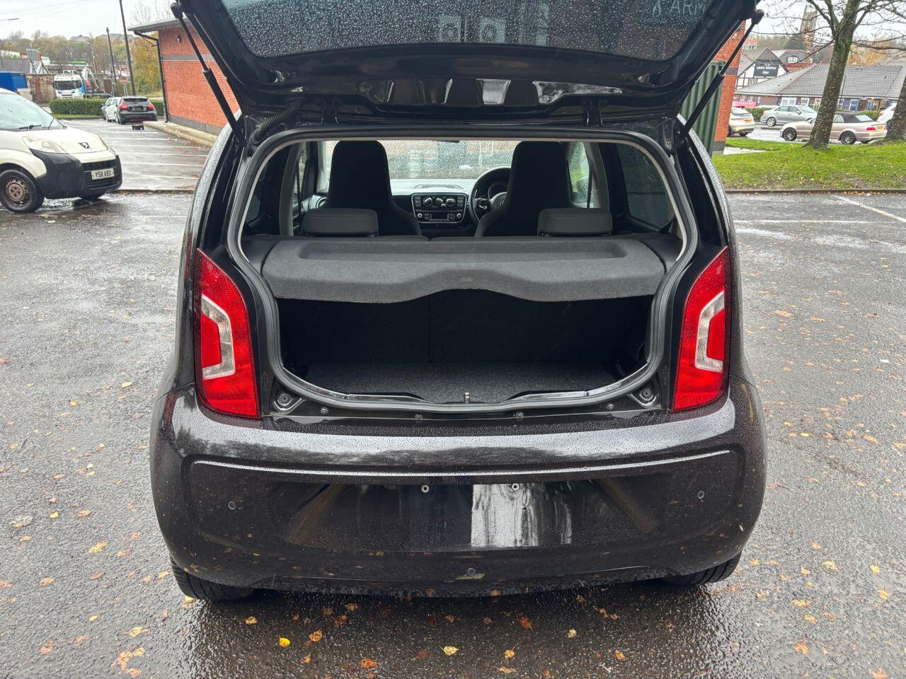 
                                                Voiture
                                                 Volkswagen HIGH UP AUTO MOT 11/26 39K ULEZ 1.0 5dr