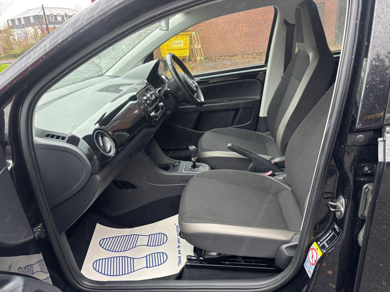 
                                                Voiture
                                                 Volkswagen HIGH UP AUTO MOT 11/26 43K ULEZ 1.0 5dr