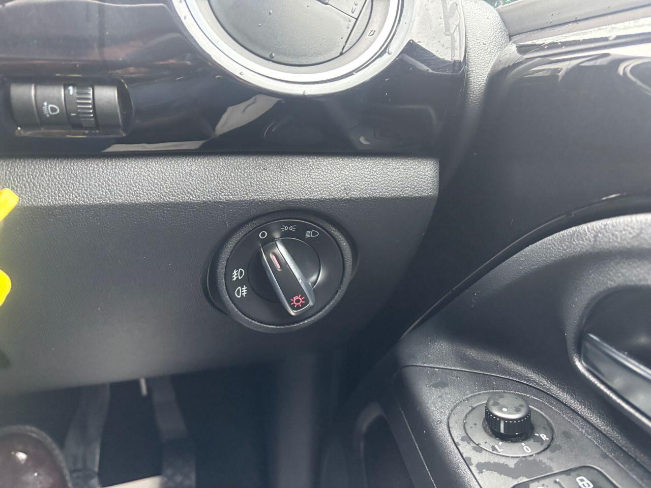 
                                                Voiture
                                                 Volkswagen HIGH UP AUTO MOT 11/26 43K ULEZ 1.0 5dr