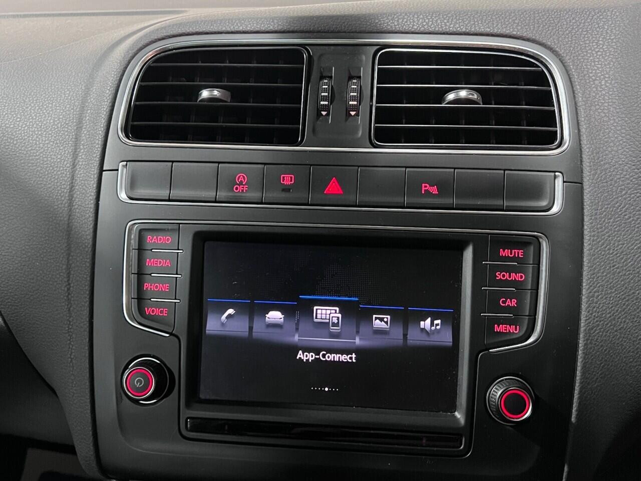 Voiture
                                                 Volkswagen Polo 1.0 BlueMotion Tech Match Edition Hatchback 3dr Petrol Manual Euro 6 (s/s) (75 ps)