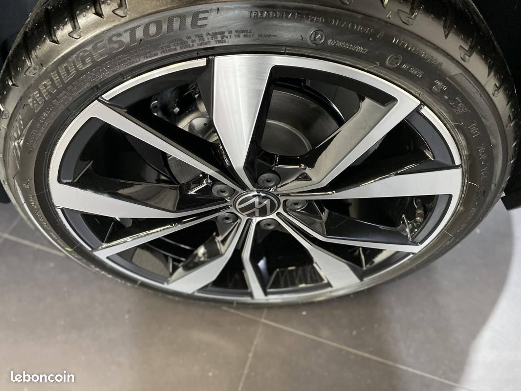 
                                                Voiture
                                                 Volkswagen T-Roc DSG 150 CV R-LINE ÉDITION /JA 19+ATTELAGE /TVA RÉCUPÉRABLE