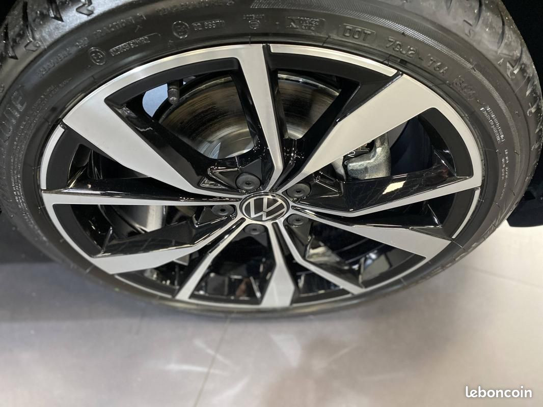 
                                                Voiture
                                                 Volkswagen T-Roc DSG 150 CV R-LINE ÉDITION /JA 19+ATTELAGE /TVA RÉCUPÉRABLE