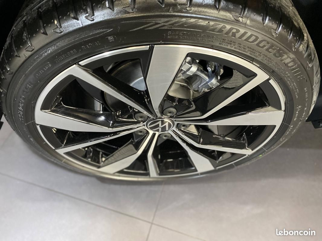 
                                                Voiture
                                                 Volkswagen T-Roc DSG 150 CV R-LINE ÉDITION /JA 19+ATTELAGE /TVA RÉCUPÉRABLE