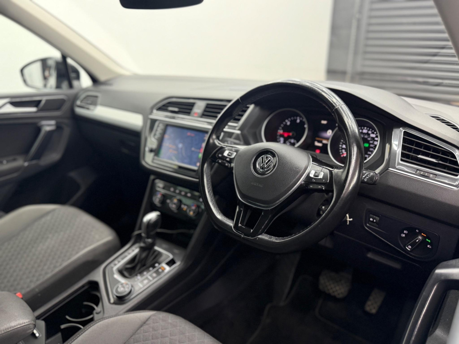 
                                                Voiture
                                                 Volkswagen Tiguan 2.0 TDI BlueMotion Tech SE DSG 4Motion Euro 6 (s/s) 5dr