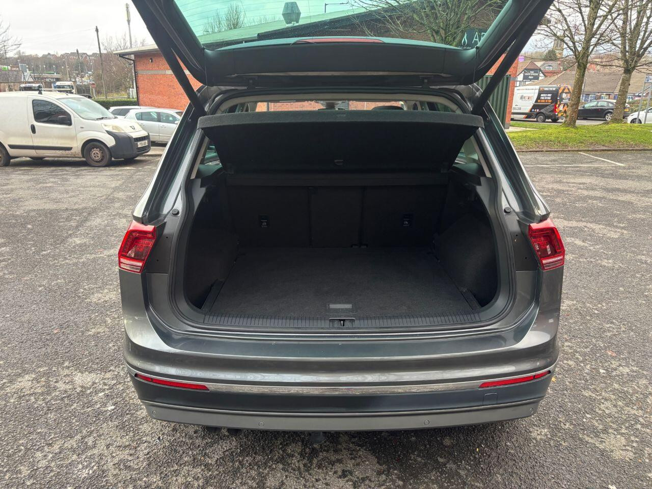 
                                                Voiture
                                                 Volkswagen Tiguan 2.0 TDI BlueMotion Tech SEL SUV 5dr Diesel DSG 4Motion Euro 6 (s/s) (150 ps) MOT 2/27 PSH 88K 2 OWNER ULEZ