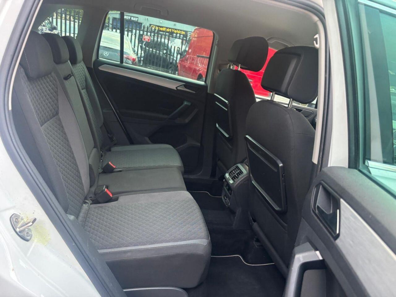 
                                                Voiture
                                                 Volkswagen Tiguan 2.0 TDI SE Navigation SUV 5dr Diesel DSG Euro 6 (s/s) (150 ps)