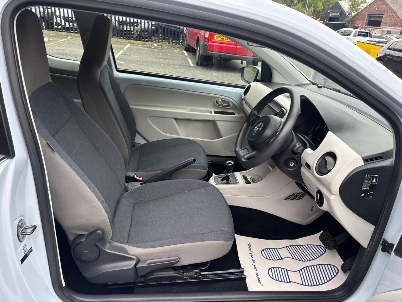 
                                                Voiture
                                                 Volkswagen UP! Hatchback 1.0 Move up! (2012/62) 5dr