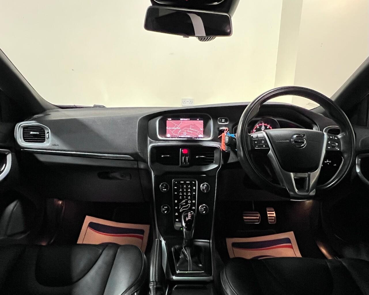
                                                Voiture
                                                 Volvo V40 1.5 T2 GPF R-Design Pro Hatchback 5dr Petrol Auto Euro 6 (s/s) (122 ps)