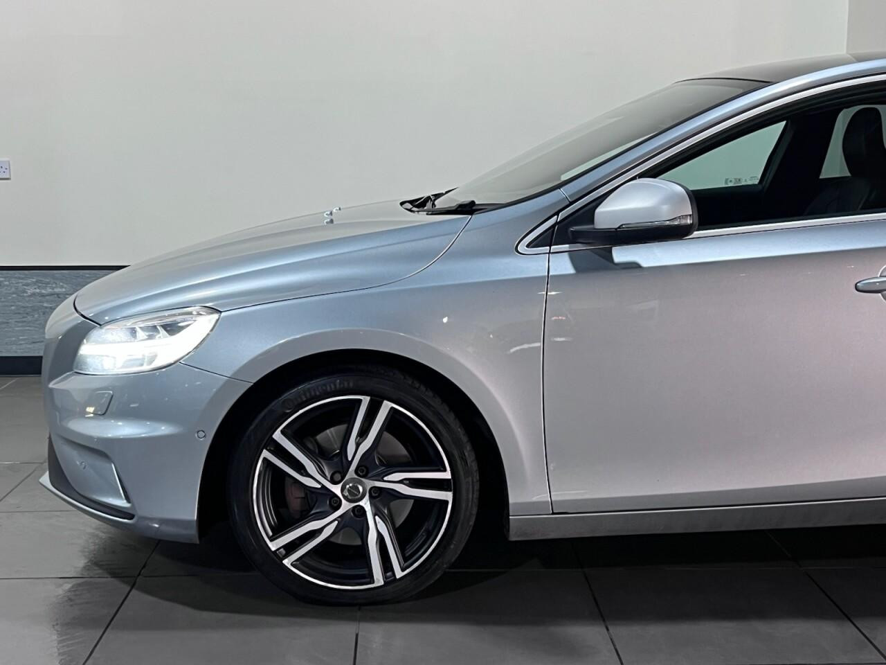 
                                                Voiture
                                                 Volvo V40 1.5 T2 GPF R-Design Pro Hatchback 5dr Petrol Auto Euro 6 (s/s) (122 ps)