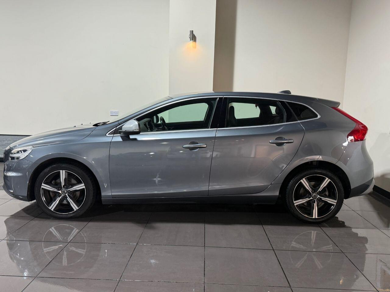 
                                                Voiture
                                                 Volvo V40 2.0 T2 R-Design Nav Plus Hatchback 5dr Petrol Manual Euro 6 (s/s) (122 ps)
