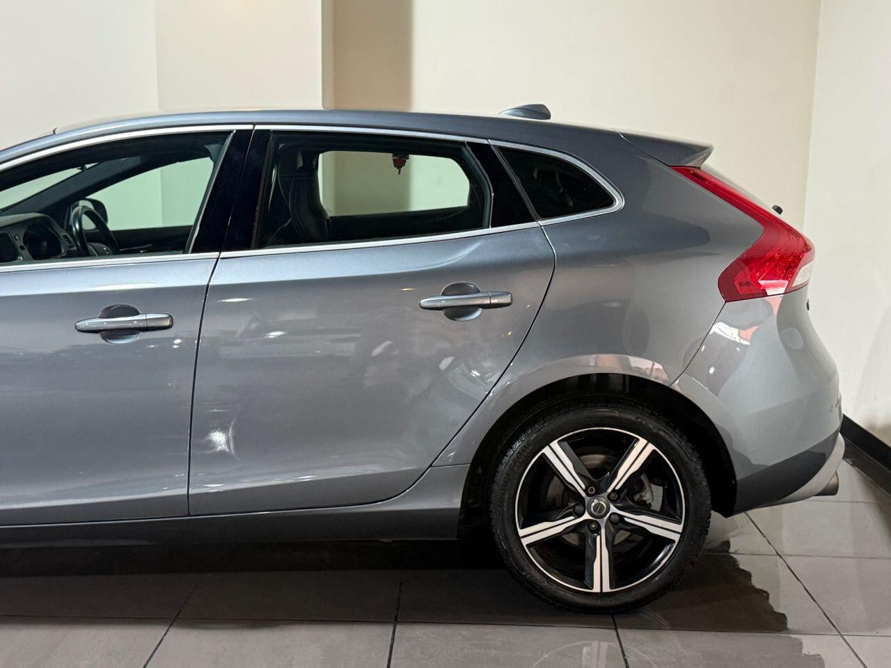 
                                                Voiture
                                                 Volvo V40 2.0 T2 R-Design Nav Plus Hatchback 5dr Petrol Manual Euro 6 (s/s) (122 ps)