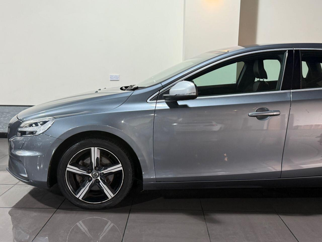 
                                                Voiture
                                                 Volvo V40 2.0 T2 R-Design Nav Plus Hatchback 5dr Petrol Manual Euro 6 (s/s) (122 ps)