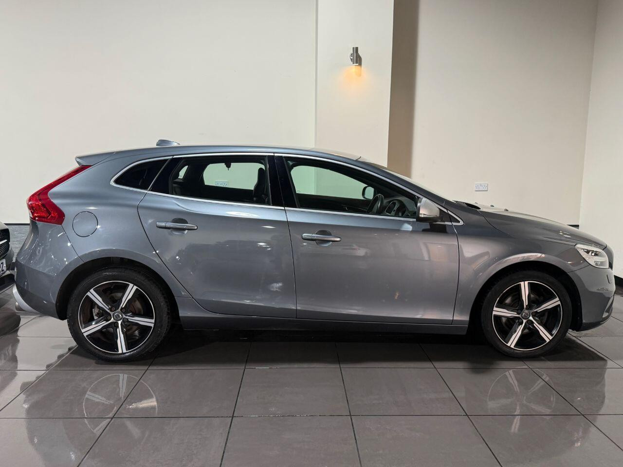 
                                                Voiture
                                                 Volvo V40 2.0 T2 R-Design Nav Plus Hatchback 5dr Petrol Manual Euro 6 (s/s) (122 ps)