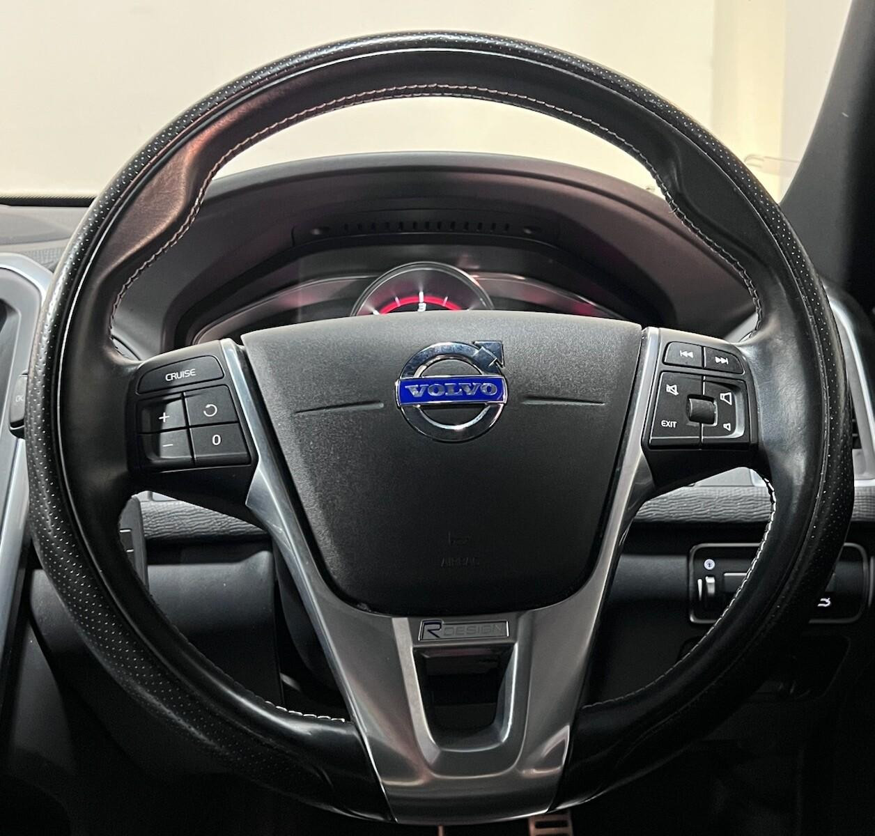 Voiture
                                                 Volvo XC60 2.0 D4 R-Design Lux SUV 5dr Diesel Geartronic Euro 6 (s/s) (181 ps)