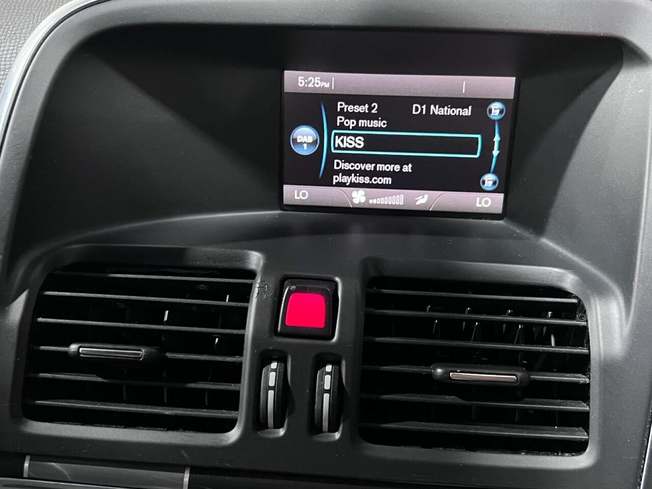 Voiture
                                                 Volvo XC60 2.0 D4 R-Design Lux SUV 5dr Diesel Geartronic Euro 6 (s/s) (181 ps)