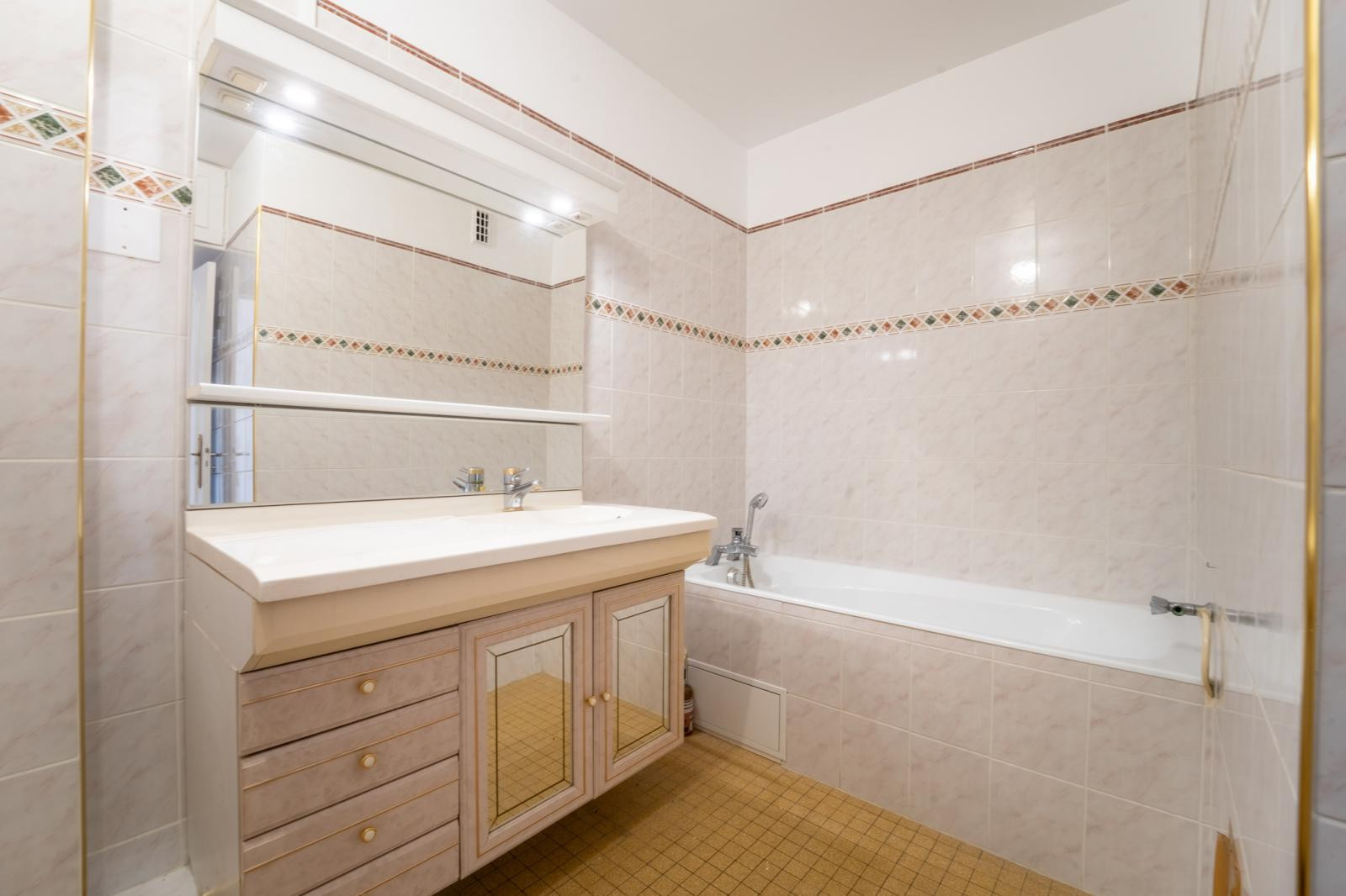 
                                                Location
                                                 Vue lac & Tour Eiffel - Lumineux - 71m₂ rénové