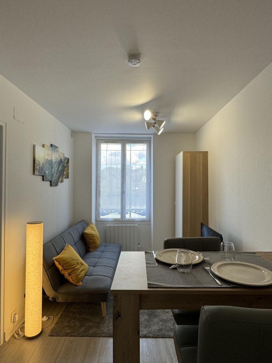 
                                                Location
                                                 Vue Seine, Proximité RER D - T2 Cosy à Découvrir !