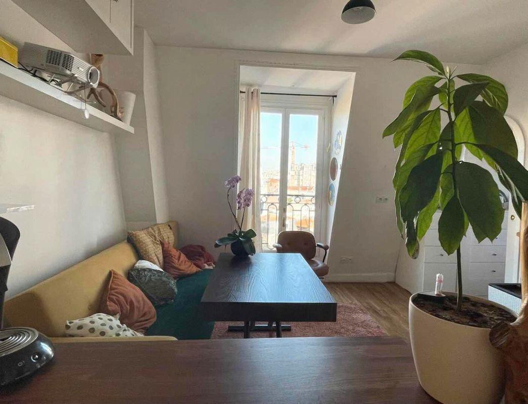 
                                                Location
                                                 Vue sur parc et toits - appartement de charme