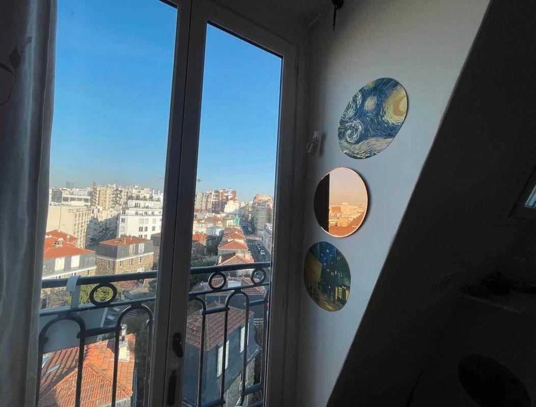 
                                                Location
                                                 Vue sur parc et toits - appartement de charme